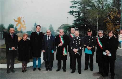 3 dicembre 2001. Il Gruppo dei visitatori con il Comandante T. Col. De Meo