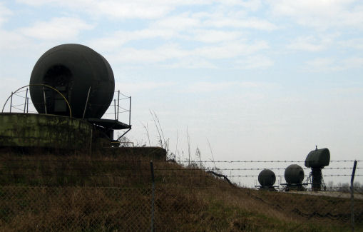 Gli impianti radar del 72° Gruppo. In primo piano l'antenna MTR