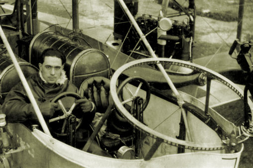 Umberto Mongardini al posto di comando di un Ca.3