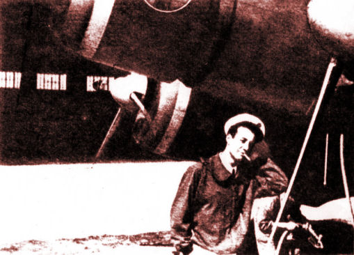 Franco Cappa accanto al suo velivolo S.79